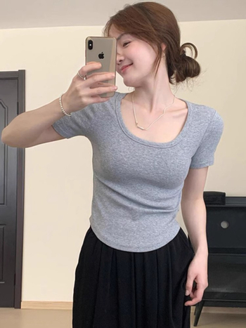 Τ‑Shirt Slim-Fit με σχέδιο δεξιού ώμου, κοντά μανίκια, λαιμόκοψη crew neck, μήκος 50–65 εκ