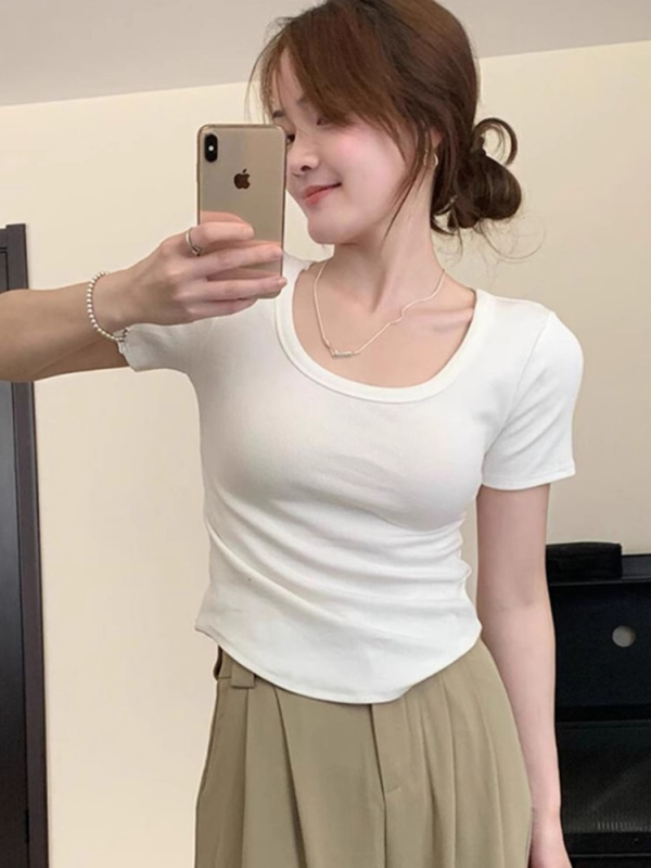 Τ‑Shirt Slim-Fit με σχέδιο δεξιού ώμου, κοντά μανίκια, λαιμόκοψη crew neck, μήκος 50–65 εκ