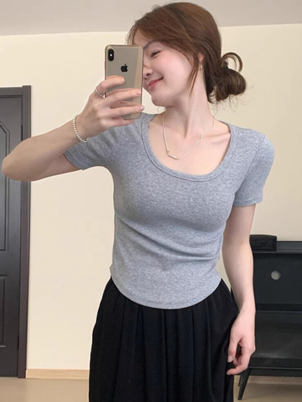 Τ‑Shirt Slim-Fit με σχέδιο δεξιού ώμου, κοντά μανίκια, λαιμόκοψη crew neck, μήκος 50–65 εκ