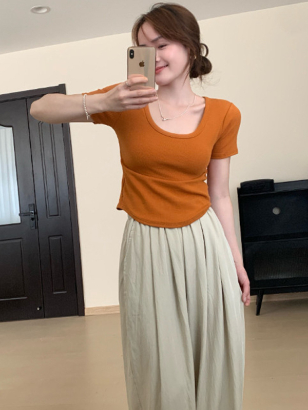 Τ‑Shirt Slim-Fit με σχέδιο δεξιού ώμου, κοντά μανίκια, λαιμόκοψη crew neck, μήκος 50–65 εκ