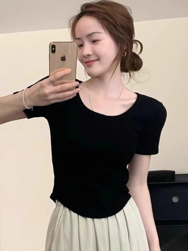 Τ‑Shirt Slim-Fit με σχέδιο δεξιού ώμου, κοντά μανίκια, λαιμόκοψη crew neck, μήκος 50–65 εκ