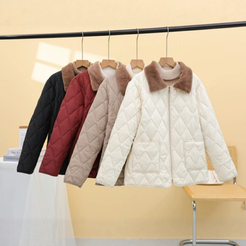 Памучно палто с яка от зайчи пух, геометричен модел, преден цип, средна дължина 50–65 см