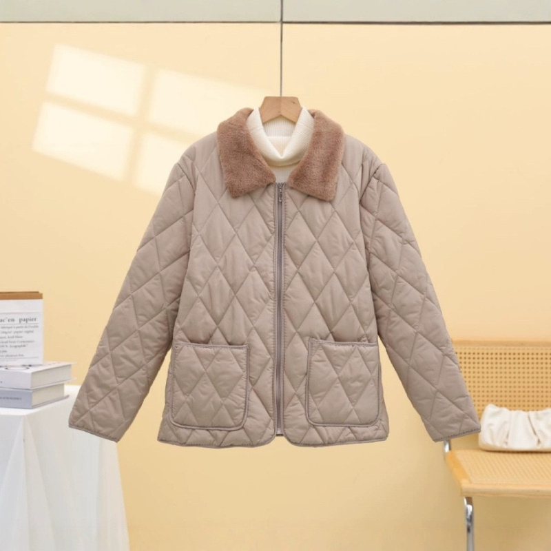 Памучно палто с яка от зайчи пух, геометричен модел, преден цип, средна дължина 50–65 см