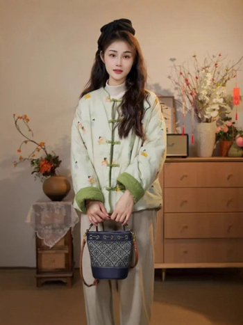 Geacă de damă reversibilă, stil retro chinezesc, cu guler înalt și imprimeu floral, căptușeală groasă; țesătură: poliester; umplutură: bumbac; lungime: mijlocie