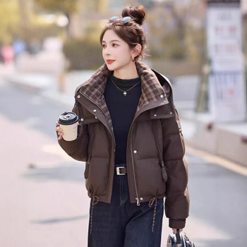 Γυναικείο μπουφάν με πούπουλα για τον χειμώνα 2025, κοντό καρό σχέδιο, χωρίς γιακά, ελαφρώς χαλαρή γραμμή, εξωτερικό ύφασμα πολυεστέρα, γέμισμα από λευκά πάπια πούπουλα, περιεκτικότητα πούπουλων 51-55%, μήκος 40-50 cm