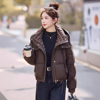 Γυναικείο μπουφάν με πούπουλα για τον χειμώνα 2025, κοντό καρό σχέδιο, χωρίς γιακά, ελαφρώς χαλαρή γραμμή, εξωτερικό ύφασμα πολυεστέρα, γέμισμα από λευκά πάπια πούπουλα, περιεκτικότητα πούπουλων 51-55%, μήκος 40-50 cm