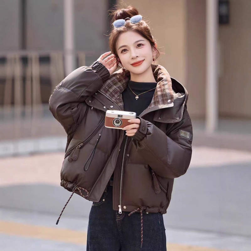 Γυναικείο μπουφάν με πούπουλα για τον χειμώνα 2025, κοντό καρό σχέδιο, χωρίς γιακά, ελαφρώς χαλαρή γραμμή, εξωτερικό ύφασμα πολυεστέρα, γέμισμα από λευκά πάπια πούπουλα, περιεκτικότητα πούπουλων 51-55%, μήκος 40-50 cm