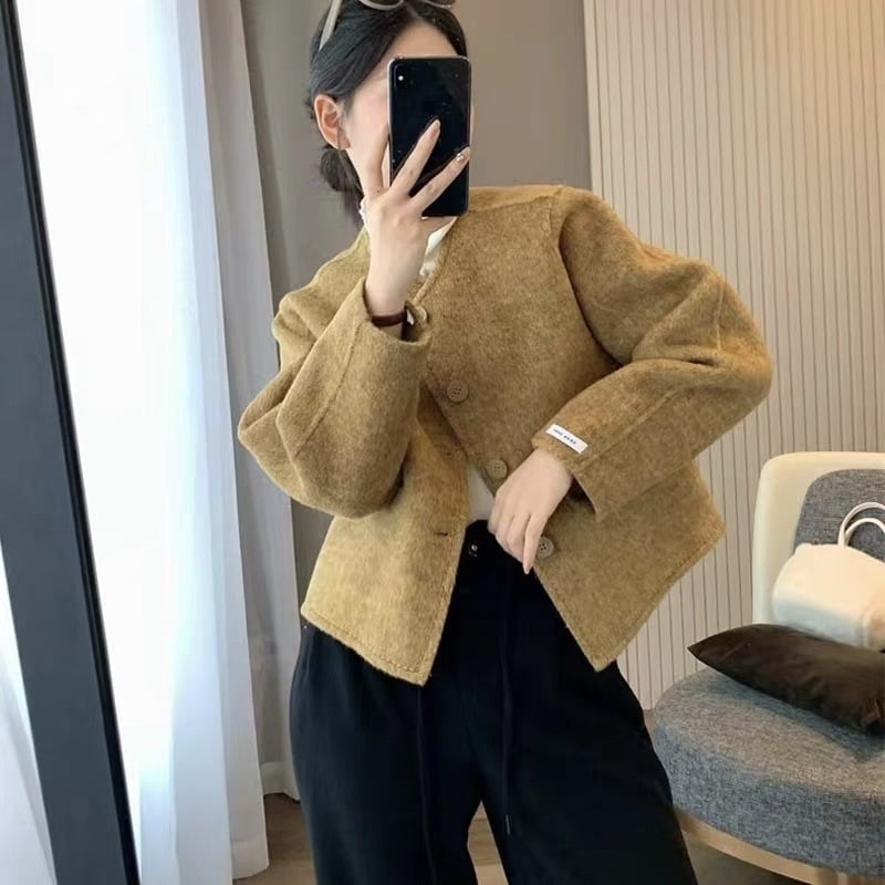 Női rövid poliészter kabát kerek nyakkal, normál szabás