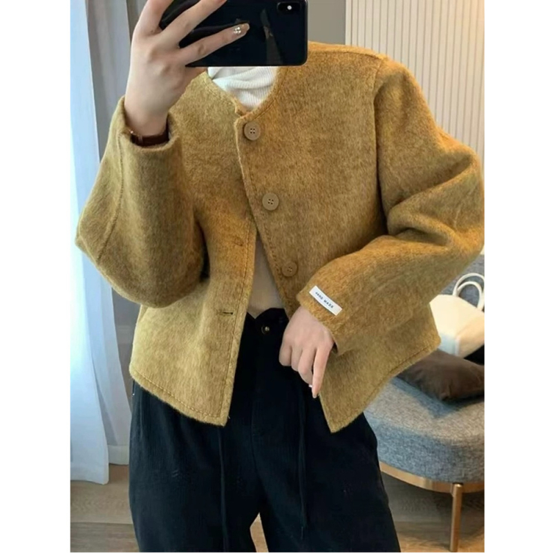 Női rövid poliészter kabát kerek nyakkal, normál szabás