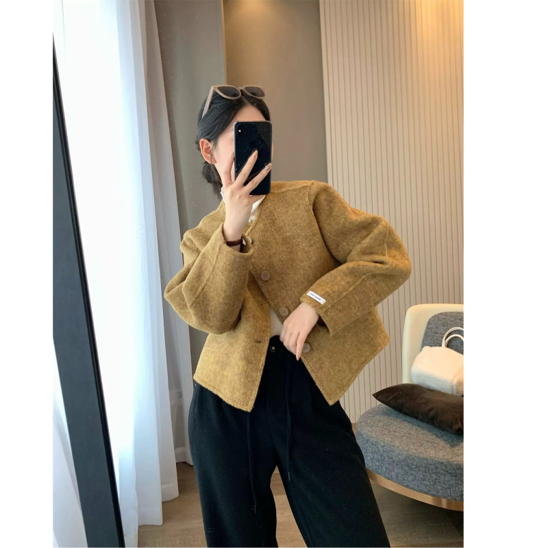 Női rövid poliészter kabát kerek nyakkal, normál szabás