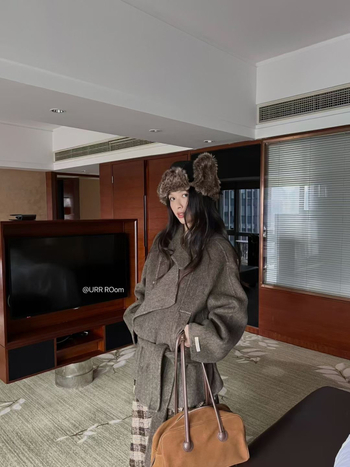 URR Room25ss Palton dublu față din lână, croială lejeră, stil halat cu șnur, textură vintage, rever