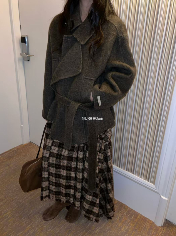 URR Room25ss Palton dublu față din lână, croială lejeră, stil halat cu șnur, textură vintage, rever