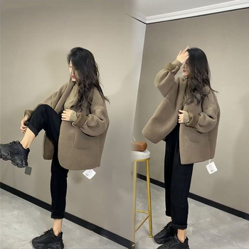 Női kabát báránybőr-szerű textúrával, laza szabás, kerek gallér, hosszú ujjú, középhosszú, poliészter-spandex keverék