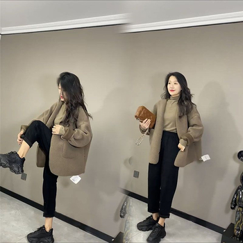 Női kabát báránybőr-szerű textúrával, laza szabás, kerek gallér, hosszú ujjú, középhosszú, poliészter-spandex keverék