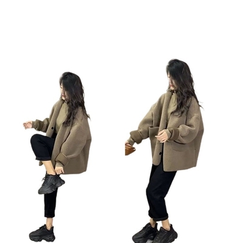 Női kabát báránybőr-szerű textúrával, laza szabás, kerek gallér, hosszú ujjú, középhosszú, poliészter-spandex keverék