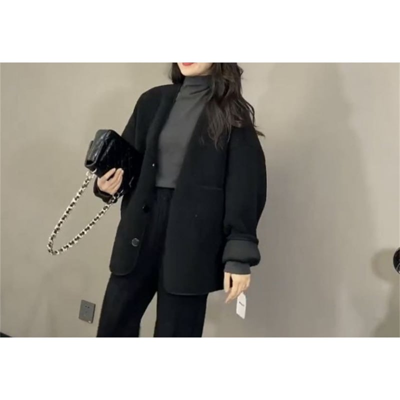 Női kabát báránybőr-szerű textúrával, laza szabás, kerek gallér, hosszú ujjú, középhosszú, poliészter-spandex keverék