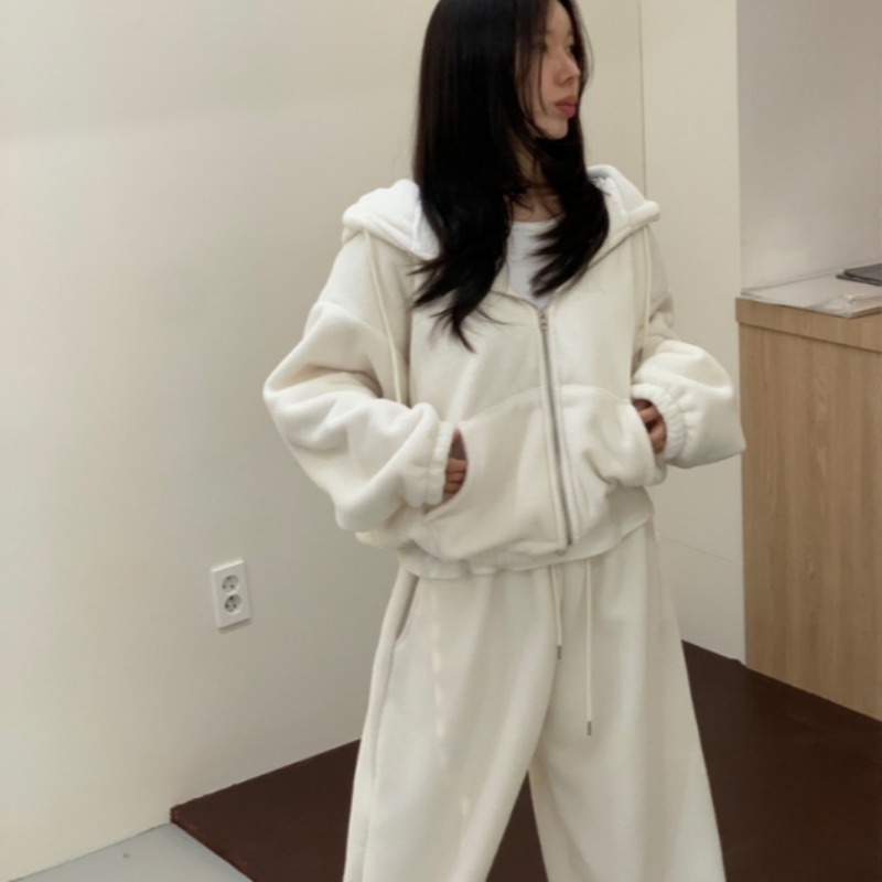 Korejski modni set: plišasti kratki hoodie s kapuljom i hlače visokog struka, dvodijelni set, zima 2025, 100% poliester.