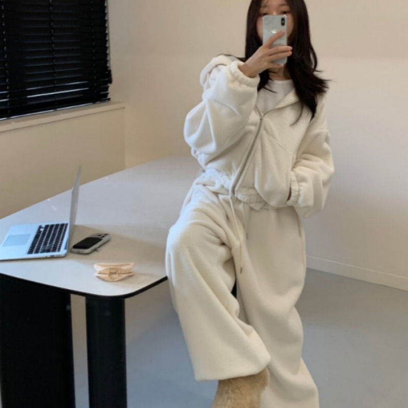 Korejski modni set: plišasti kratki hoodie s kapuljom i hlače visokog struka, dvodijelni set, zima 2025, 100% poliester.