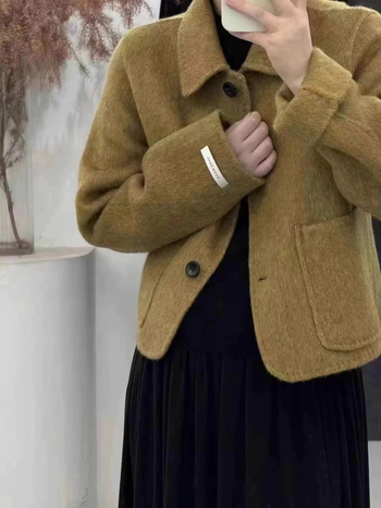 Női kétoldalas gyapjú kabát, gallér típusa doll collar, vastag kasmír-belés, hosszú ujjú, egysoros gombolás.