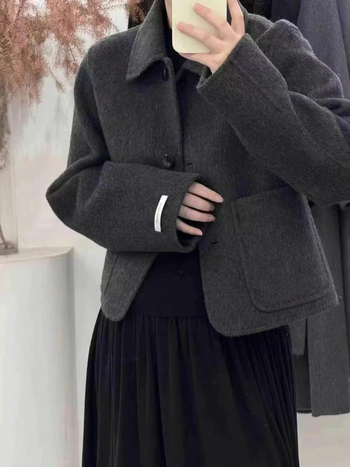 Női kétoldalas gyapjú kabát, gallér típusa doll collar, vastag kasmír-belés, hosszú ujjú, egysoros gombolás.