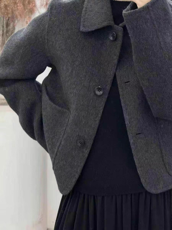 Női kétoldalas gyapjú kabát, gallér típusa doll collar, vastag kasmír-belés, hosszú ujjú, egysoros gombolás.