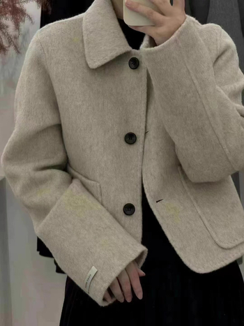 Női kétoldalas gyapjú kabát, gallér típusa doll collar, vastag kasmír-belés, hosszú ujjú, egysoros gombolás.