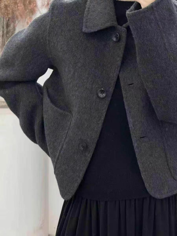 Női kétoldalas gyapjú kabát, gallér típusa doll collar, vastag kasmír-belés, hosszú ujjú, egysoros gombolás.