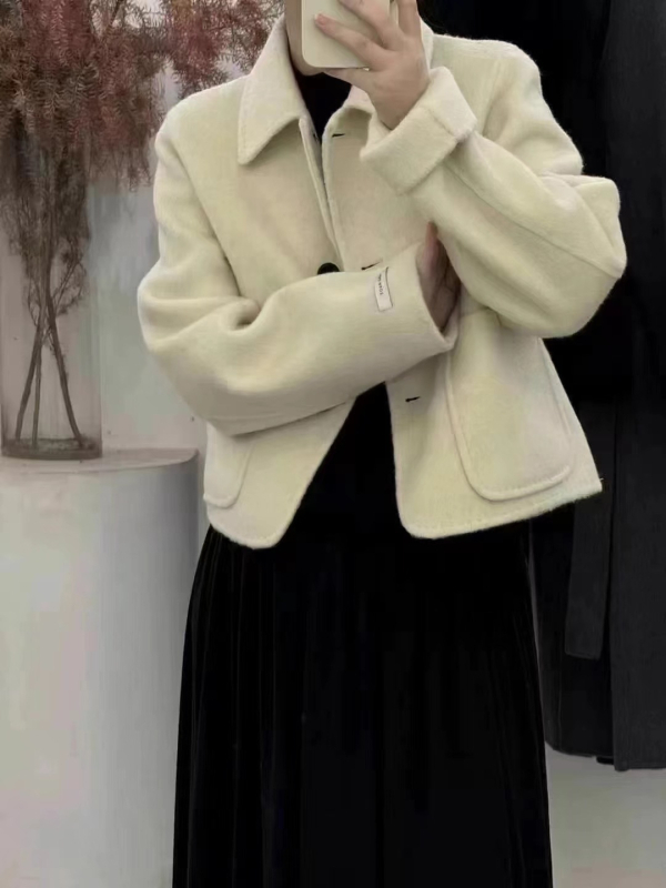 Női kétoldalas gyapjú kabát, gallér típusa doll collar, vastag kasmír-belés, hosszú ujjú, egysoros gombolás.