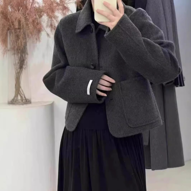 Női kétoldalas gyapjú kabát, gallér típusa doll collar, vastag kasmír-belés, hosszú ujjú, egysoros gombolás.