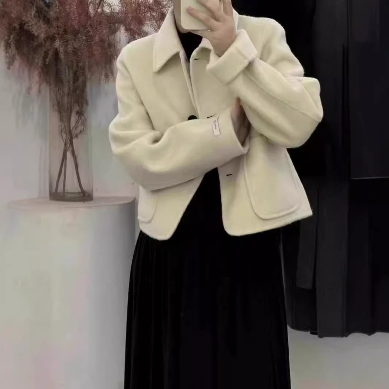 Női kétoldalas gyapjú kabát, gallér típusa doll collar, vastag kasmír-belés, hosszú ujjú, egysoros gombolás.