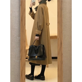 Női chenille anyagú gyapjú kabát, középméretű, polo gallér, hosszú ujjú.