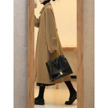 Női chenille anyagú gyapjú kabát, középméretű, polo gallér, hosszú ujjú.