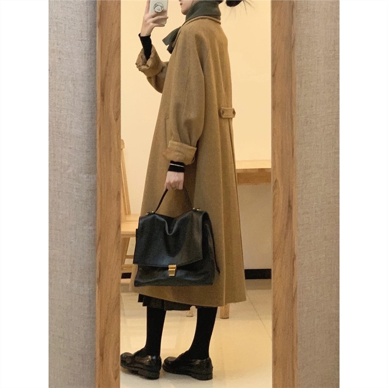 Női chenille anyagú gyapjú kabát, középméretű, polo gallér, hosszú ujjú.