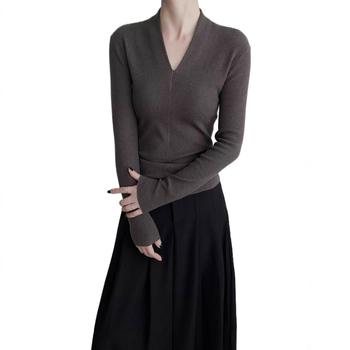 Ženski pleteni vuneni džemper s V-izrezom i kapuljačom – slim kroj, dugi rukavi, elegantan gradski stil, Zima 2025