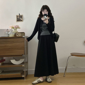 Set de trei piese pentru femei plus size, toamnă-iarnă: vestă cu dung, cardigan-jachetă cu mâneci lungi și fustă; corduroy cu blană de iepure (30–50%).