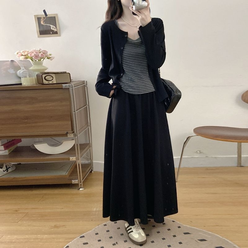 Set de trei piese pentru femei plus size, toamnă-iarnă: vestă cu dung, cardigan-jachetă cu mâneci lungi și fustă; corduroy cu blană de iepure (30–50%).