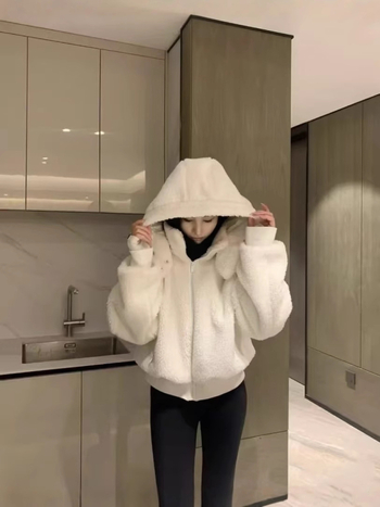 Jachetă cu glugă din blană de miel, croială scurtă, fermoar, Iarna 2025, amestec de bumbac 70-80%, spandex <30%