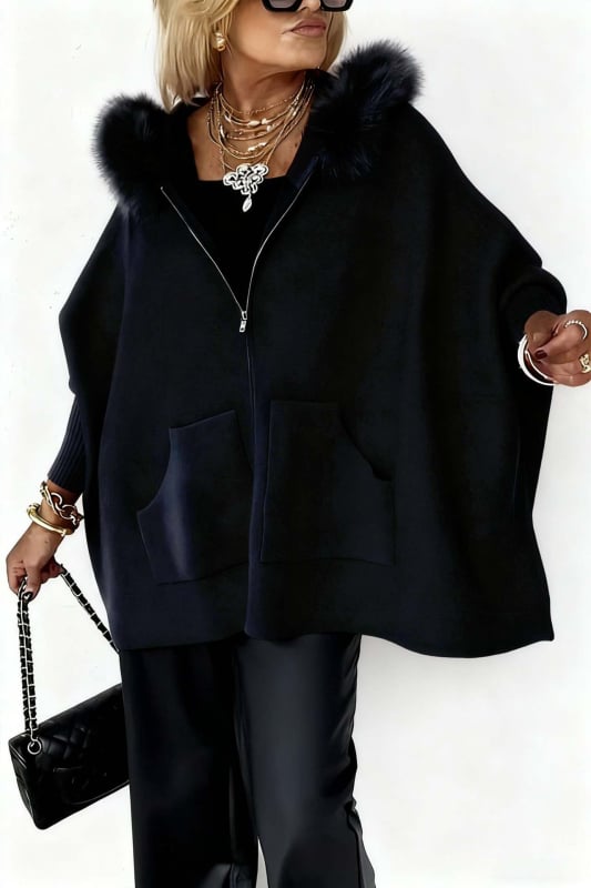 Jachetă tricotată cu glugă, fermoar și buzunare; țesătură pe bază de viscose (90–95%) cu amestec din fibre de poliester; toamnă 2025