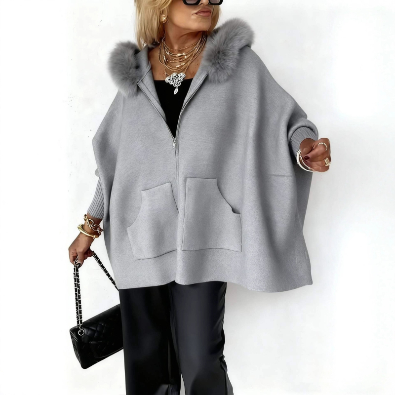 Jachetă tricotată cu glugă, fermoar și buzunare; țesătură pe bază de viscose (90–95%) cu amestec din fibre de poliester; toamnă 2025