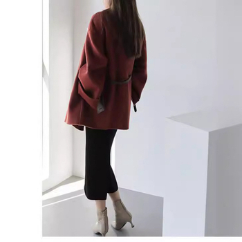 Női gyapjú tweed kabát, középhosszú, derekán öv, kétoldalas kasmír bélés, hosszú ujjú, strukturált silueta