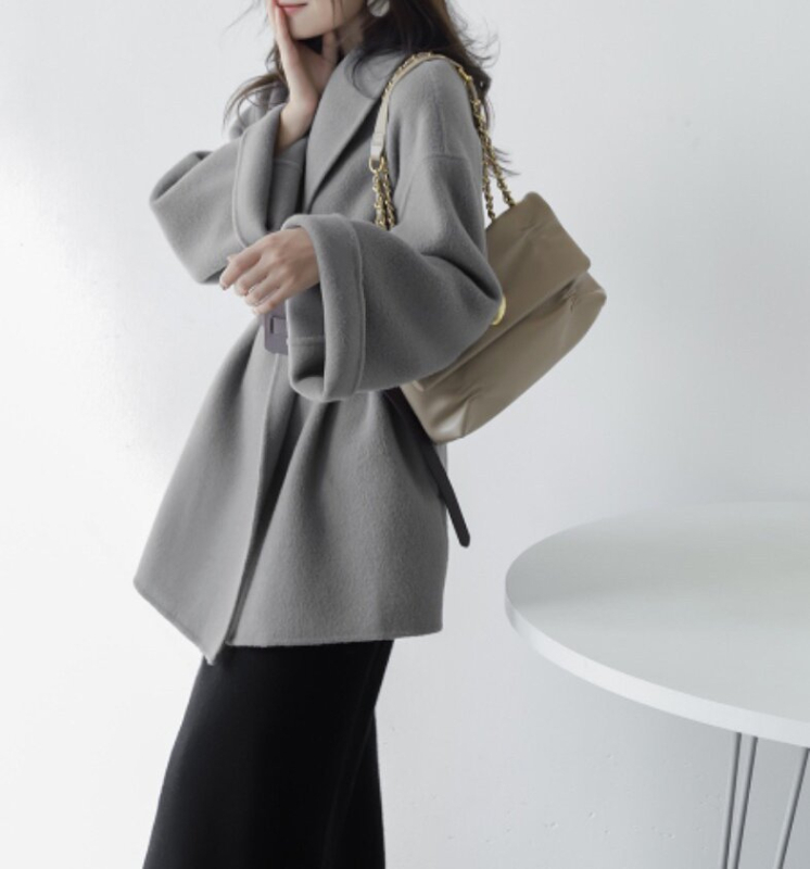 Női gyapjú tweed kabát, középhosszú, derekán öv, kétoldalas kasmír bélés, hosszú ujjú, strukturált silueta