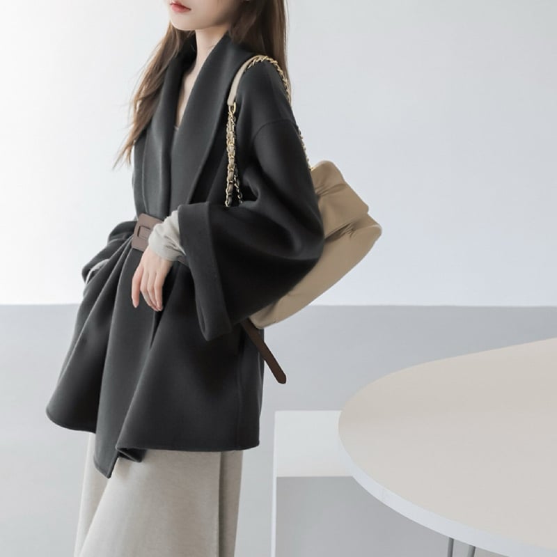 Női gyapjú tweed kabát, középhosszú, derekán öv, kétoldalas kasmír bélés, hosszú ujjú, strukturált silueta