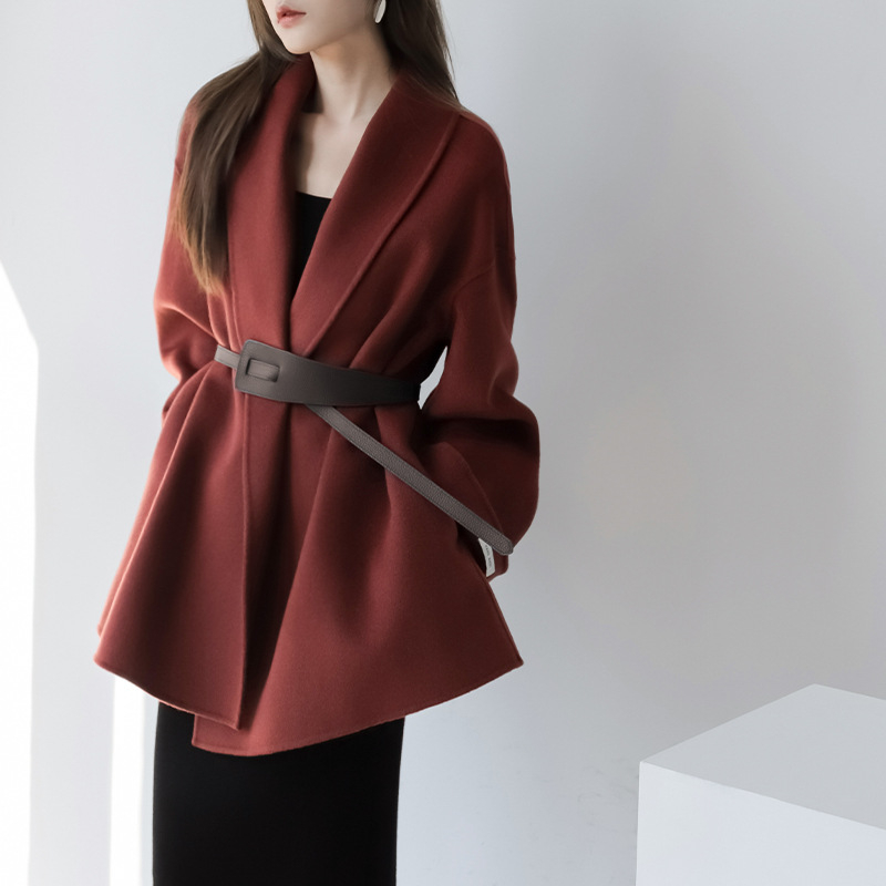 Női gyapjú tweed kabát, középhosszú, derekán öv, kétoldalas kasmír bélés, hosszú ujjú, strukturált silueta