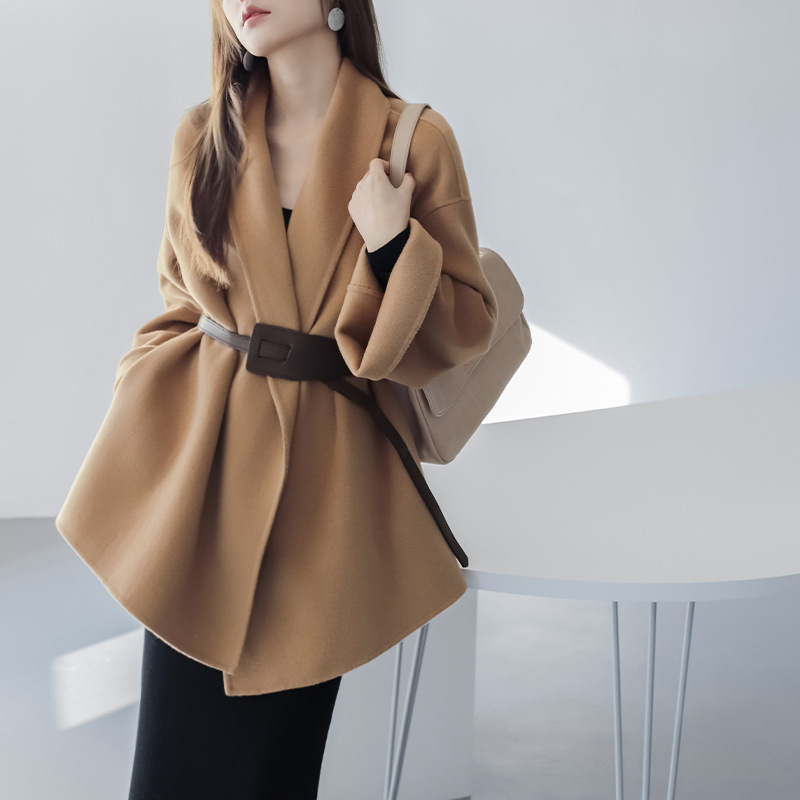 Női gyapjú tweed kabát, középhosszú, derekán öv, kétoldalas kasmír bélés, hosszú ujjú, strukturált silueta