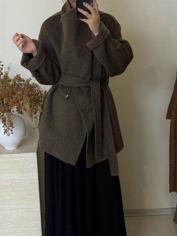 Női gyapjú kabát álló gallérral, középhosszú, laza szabású, egysoros gombos záródás