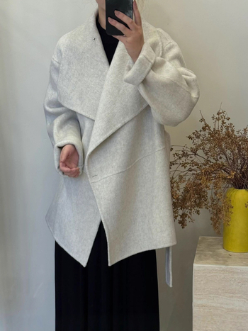 Női gyapjú kabát álló gallérral, középhosszú, laza szabású, egysoros gombos záródás