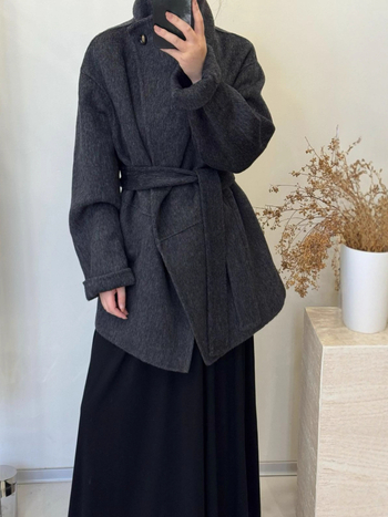 Női gyapjú kabát álló gallérral, középhosszú, laza szabású, egysoros gombos záródás