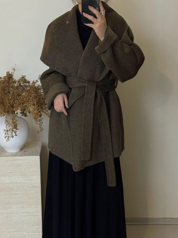 Női gyapjú kabát álló gallérral, középhosszú, laza szabású, egysoros gombos záródás