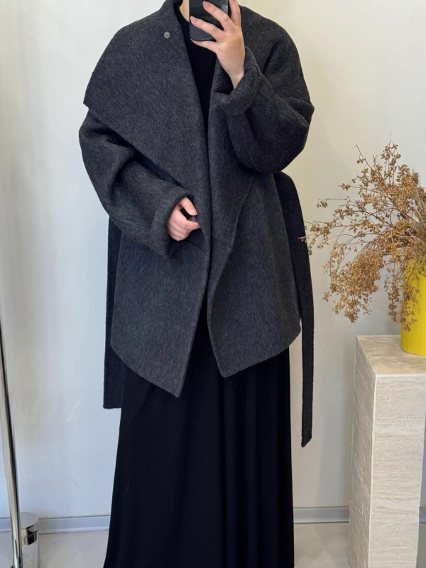 Női gyapjú kabát álló gallérral, középhosszú, laza szabású, egysoros gombos záródás