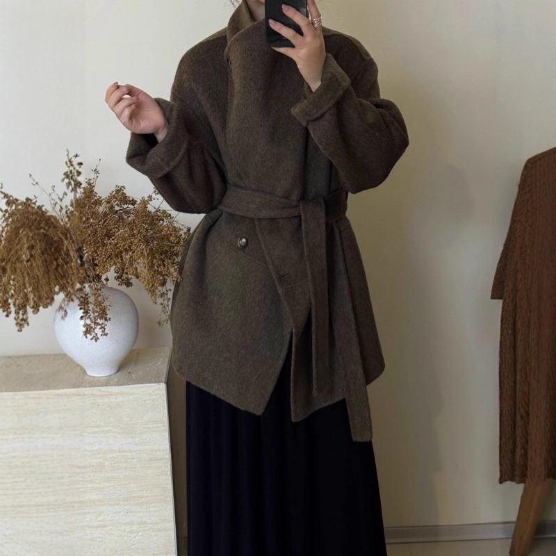 Női gyapjú kabát álló gallérral, középhosszú, laza szabású, egysoros gombos záródás